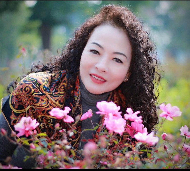 Không thể phủ nhận, mẹ ruột của Huyền Baby trẻ là nhờ biết cách chăm sóc da. Tuy nhiên, bà còn trông quý phái hơn nhờ biết cách trang điểm tôn lên đường nét gương mặt.