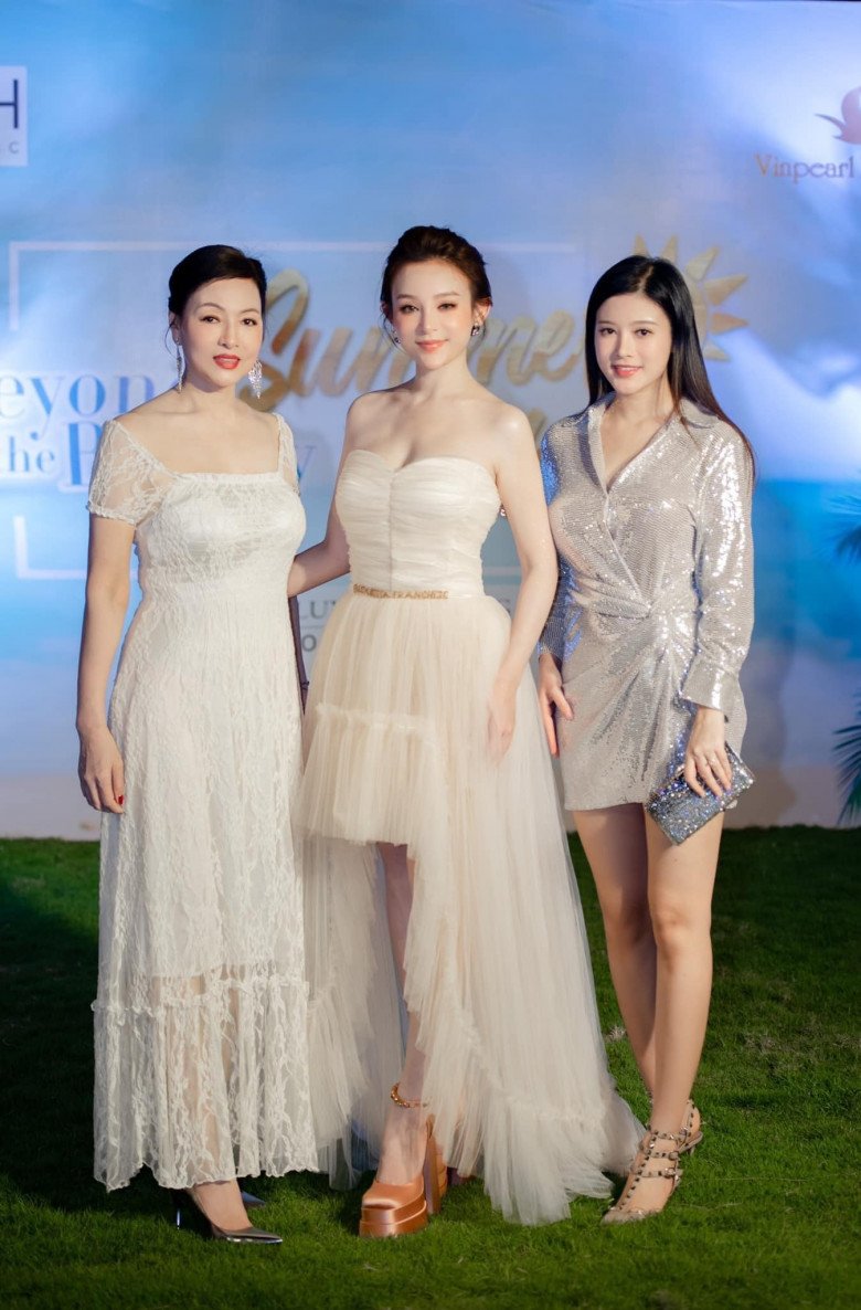 Nhìn ngắm gia đình Huyền Baby có lẽ nhiều người đều ngầm hiểu nhan sắc baby, trẻ trung của quý cô là nhờ phần lớn gen trội mà ra.