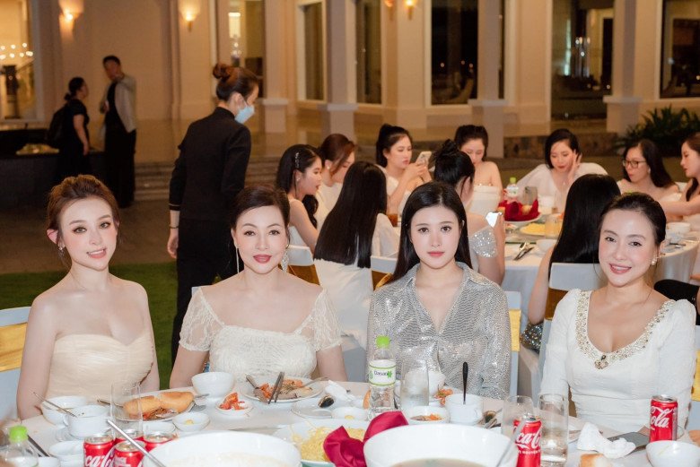 Huyền Baby là con thứ 2 trong gia đình. Cô có một người chị và một người em. Tấm hình chụp cả 4 mẹ con từng được chia sẻ với tốc độ chóng mặt vì ai nấy đều xinh đẹp và trẻ trung.