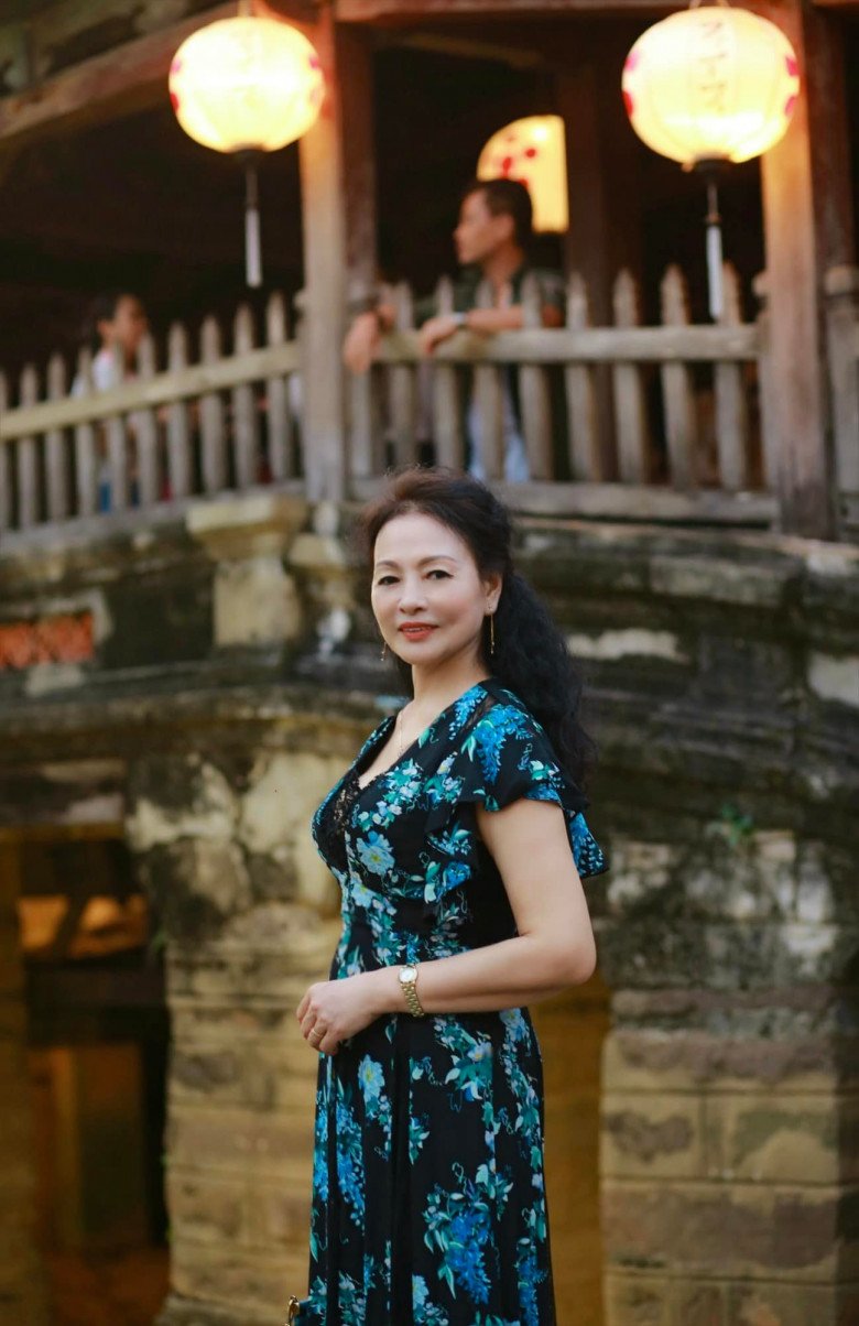 Giống như nhiều phụ huynh khác, bà Kim Hoa chuộng mốt lông mày lá liễu chuẩn ông bà anh thời xưa cùng kiểu tóc uốn xoăn mì tôm.