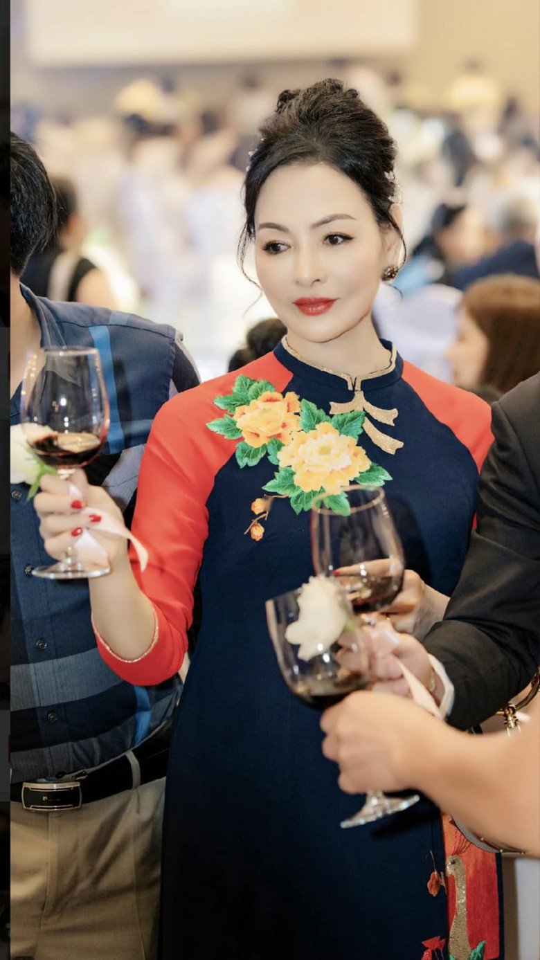 Nhờ phong cách làm đẹp rất sang đó mà bất cứ tấm hình nào quý bà cũng nhận được rất nhiều lời khen trẻ trung.