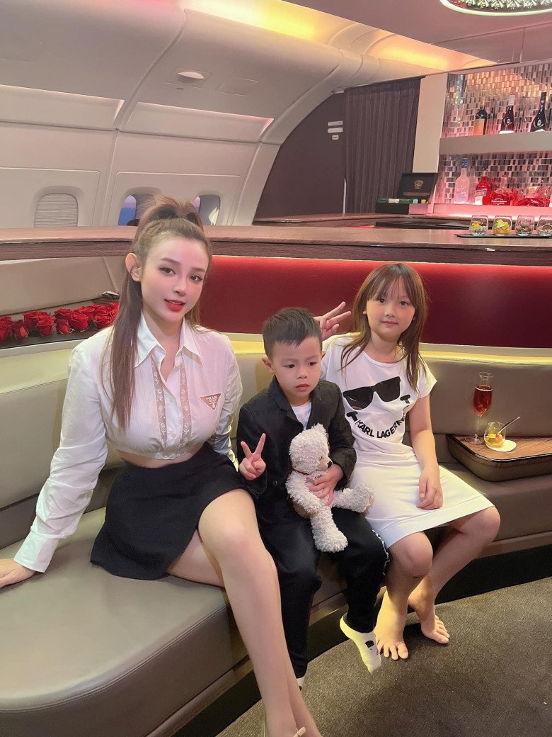 Huyền Baby bên đàn con thơ mà cứ trông như chị gái của con. Người đẹp khi đi ra nước ngoài cũng phải khiến người Tây Âu phải xuýt xoa khen ngợi như búp bê barbie.