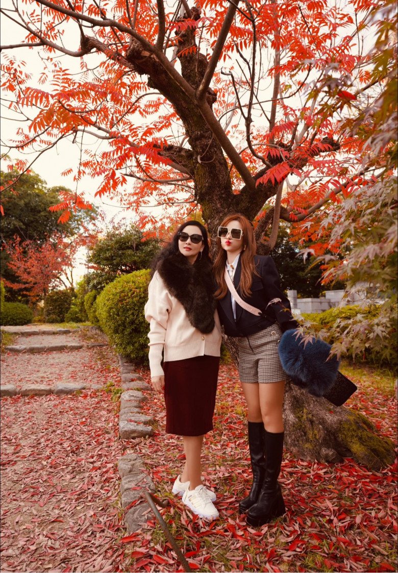 Huyền Baby chụp hình cùng với mẹ của mình. Tuy nhiên, nếu chỉ nhìn lướt qua khó ai có thể ngờ người chụp hình cùng cô là mẹ.