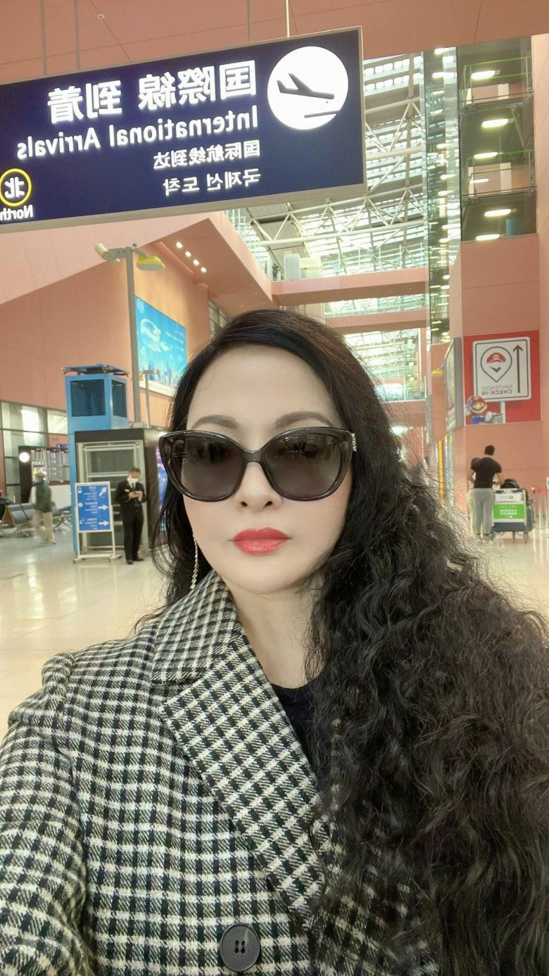 Quý bà sở hữu ngũ quan gương mặt thuộc hạng cực phẩm. Năm xưa, chắc hẳn bà cũng là hotgirl xinh đẹp, nổi bật chẳng kém con gái thời nay.