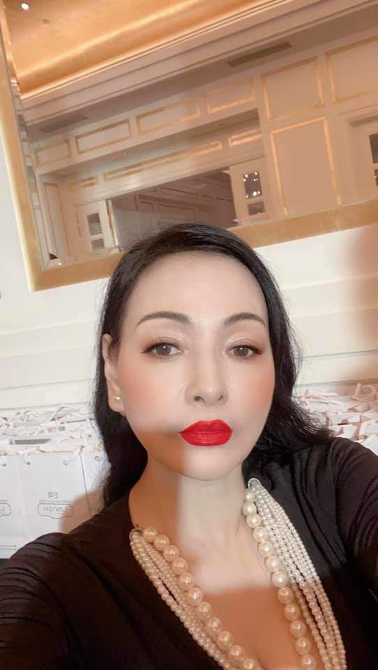 Mỗi dịp dự sự kiện quan trọng, bà lại thường tút tát dung nhan mình với son môi đỏ đậm vô cùng quý tộc.