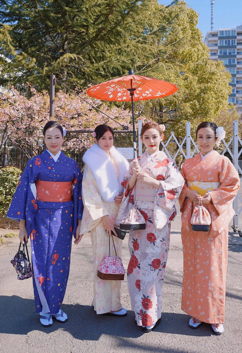 Nhờ gout thẩm mỹ cao cũng như rất quan tâm đến sắc vóc nên có đôi lúc, tấm hình chụp của hội mẹ con này khiến netizen phải lú lẫn không biết ai là chị, ai là em.