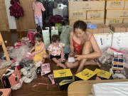 Làm mẹ - Chi tiền tỷ mua giống Tây sinh con, Á hậu Diễm Châu giờ đầu bù tóc rối, mặc đồ bộ bán hàng nuôi 5 con