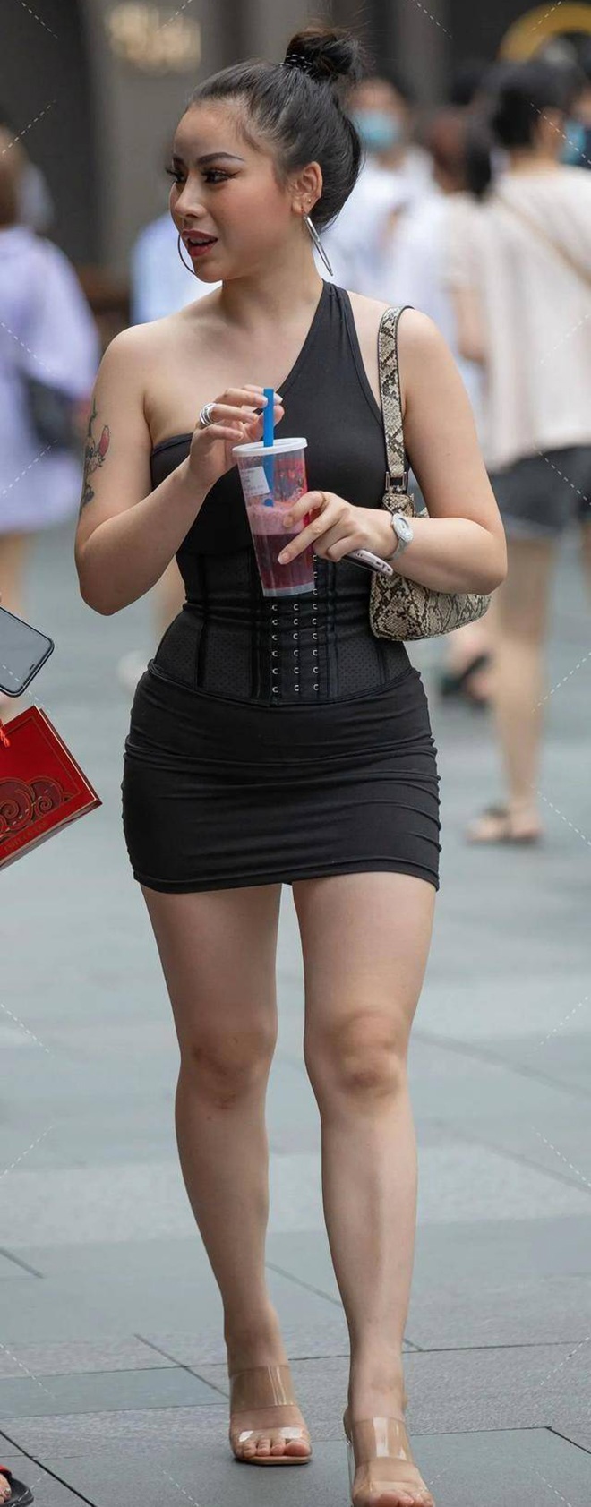  Cô nàng thêm điểm nhấn cho bộ trang phục với chiếc corset khoe thân hình đồng hồ cát. 