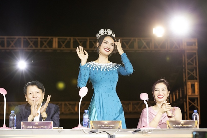 Bên cạnh đó, người đẹp 8X cũng ý thức trong việc giữ gìn hình ảnh và được ngưỡng mộ khi trở thành một nữ doanh nhân thành công. Cô được xem là một biểu tượng cho người phụ nữ hiện đại mà các cô gái hướng đến.
