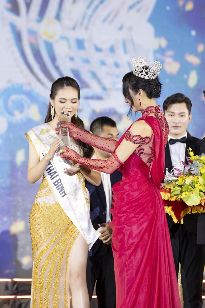 Trong giây phút trao lại vương miện sau 14 năm cho Tân Hoa hậu Lương Kỳ Duyên, Ngọc Diễm không giấu được cảm xúc.