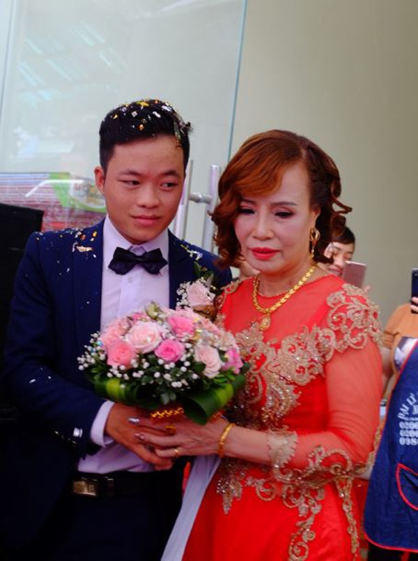 “Vợ chồng mình bị tung lên rồi ném xuống như quả bóng bay, cô dâu Thu Sao nói.