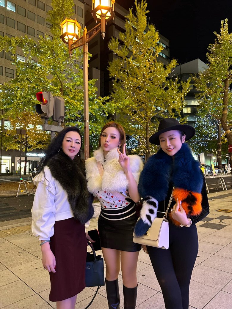 Mới đây, Huyền Baby vừa có chuyến công tác sang Nhật Bản cùng với mẹ và chị gái. Cả nhà cùng đọ sắc trong 1 khung hình và liền nhận về lượt tương tác khủng.