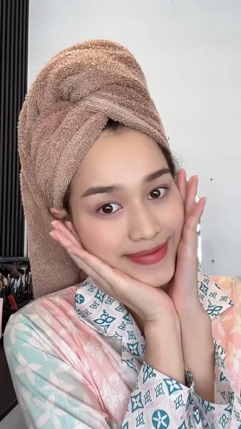 Một mẹo khá hay mà Đỗ Thị Hà chia sẻ nữa là sau khi gội cô sẽ quấn khăn khô trên tóc khoảng 10 phút rồi mới sấy. Theo cô, làm như vậy thì khăn sẽ hút hết nước có trong tóc, sấy sẽ nhanh khô và hạn chế tình trạng rụng.