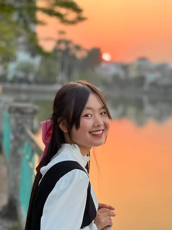 Cô bé bán rong Hà Giang đổi đời sau 1 bức ảnh, mặc đồ hiệu, đi du lịch sang chảnh - 5