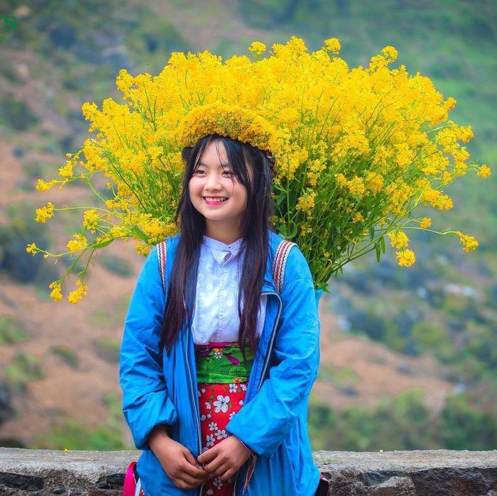 Cô gái nhỏ bán hoa ngày nào ở ven đèo tỉnh Hà Giang nay đã trở thành một thiếu nữ xinh đẹp.