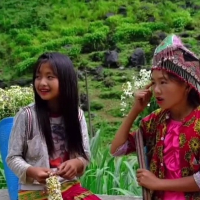 Hình ảnh cô gái nhỏ xinh xắn vô tư cười đùa với bạn bè, vui vẻ mời chào khách du lịch mua vòng hoa chụp hình đã lot vào ống kính của một nhiếp ảnh gia và Phúng Phính bỗng trở nên nổi tiếng.