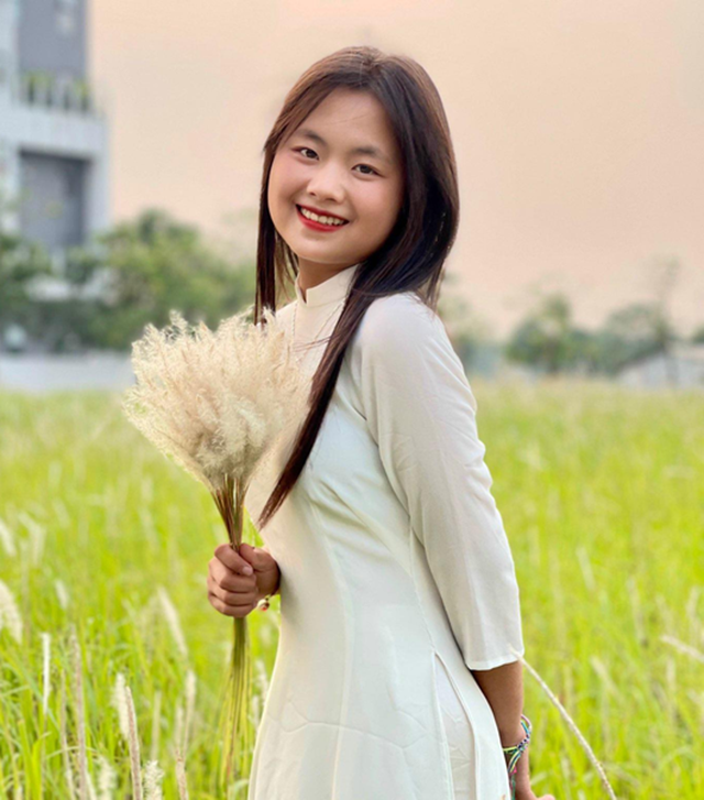 Phúng Phính dịu dàng trong tà áo dài trắng tinh khôi.