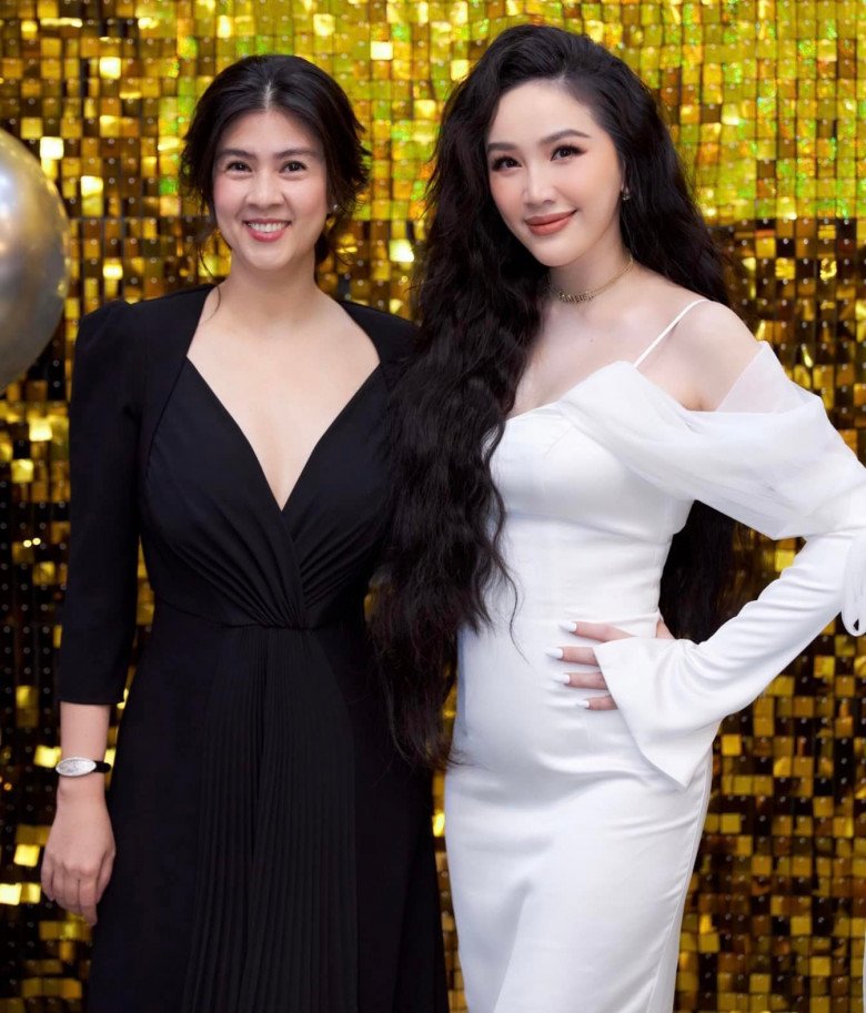 Người đẹp sau thời gian giảm cân đó đã tự tin khoe sắc bên cạnh nhiều mỹ nhân nổi tiếng là bức tường thành nhan sắc của showbiz.