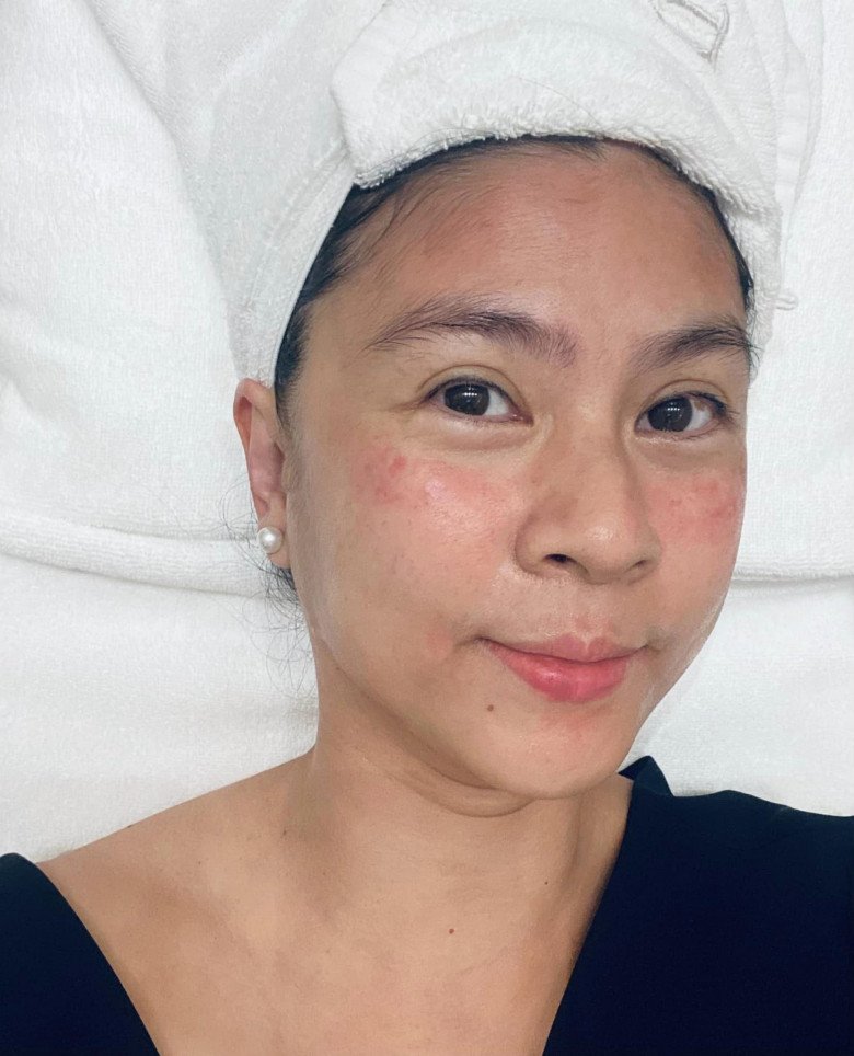 Chăm chỉ để mặt mộc ở tuổi tứ tuần như Kim Thư không có nhiều. Và để làm được điều đó, cô cũng phải bỏ công sức để chăm sóc làn da, yêu thương bản thân.