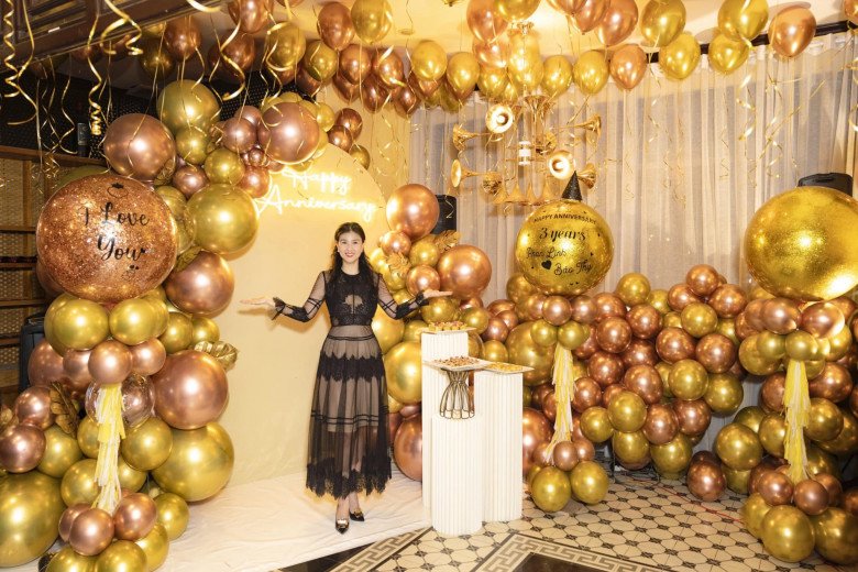 Sau biến cố vỡ nợ khó khăn, bóng hồng đã quyết định ở ẩn một thời gian. Mới đây, cô thoải mái xuất hiện trong tiệc kỉ niệm của gia đình Bảo Thy với sắc vóc đẹp mê.