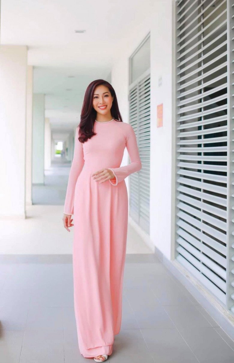 Tỷ lệ hình thể tuyệt đẹp làm cho cô trông vô cùng nổi bật và xinh đẹp. 