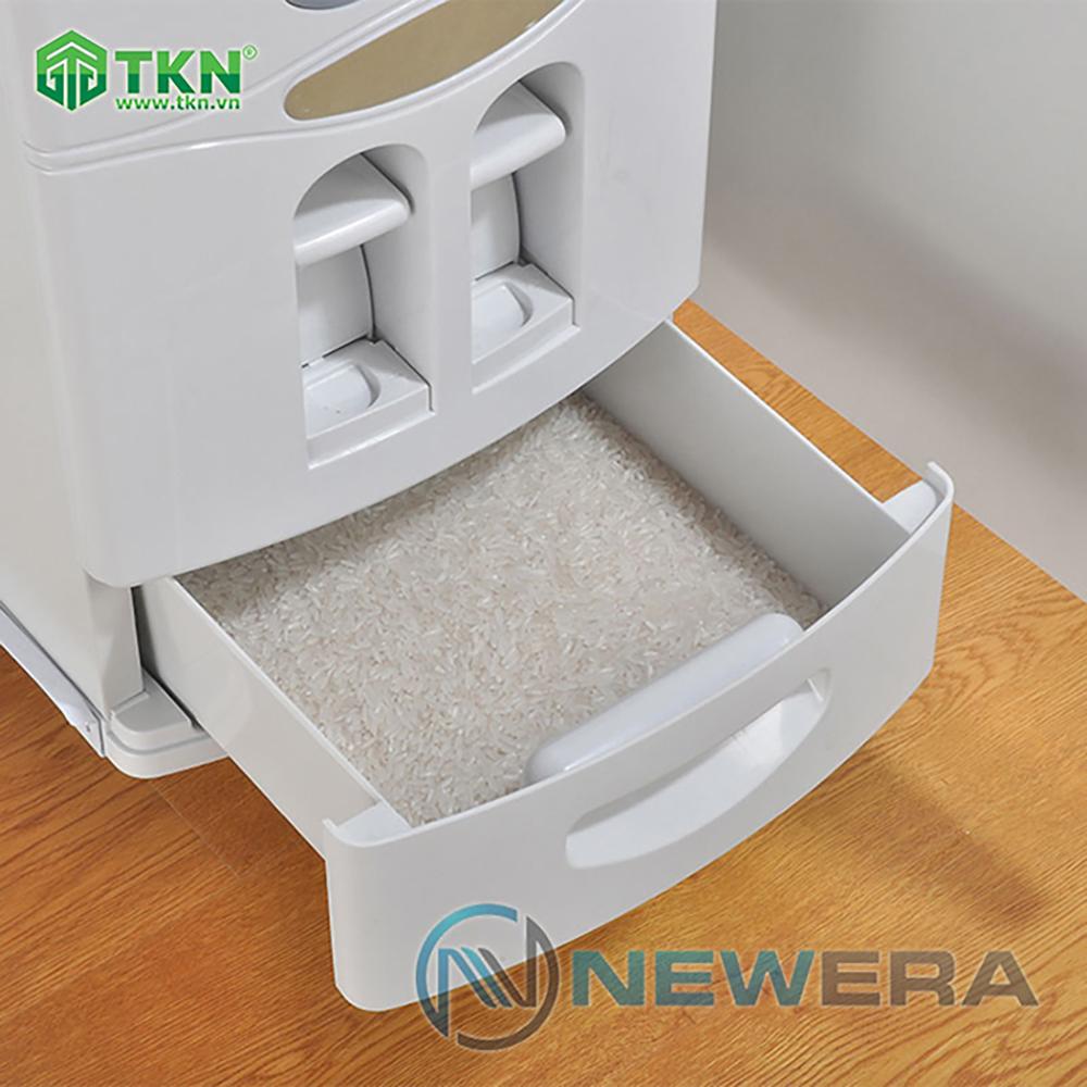 Mọi thành viên trong gia đình đều dễ dàng sử dụng thùng gạo