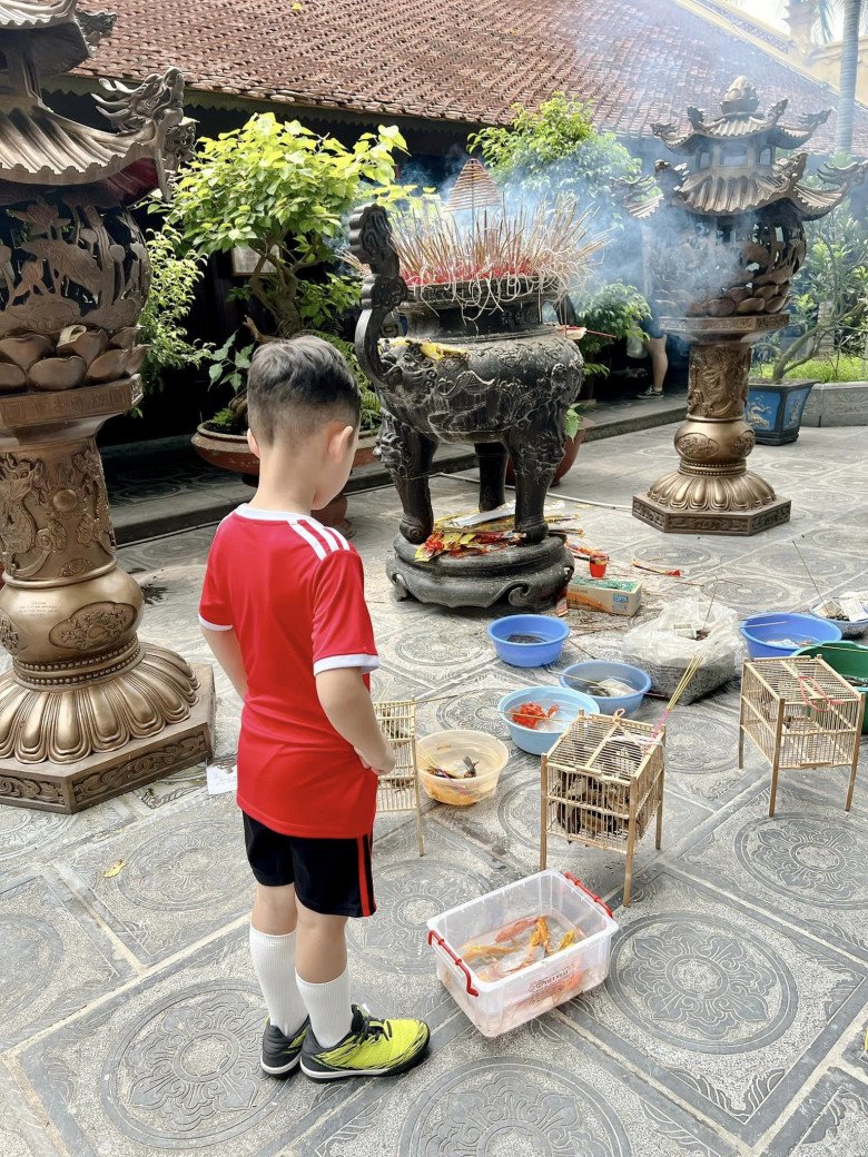 img srchttps://cdn.eva.vn/upload/4-2022/images/2022-11-17/mot-minh-sinh-no-ly-kute-nuoi-day-con-qua-kheo-con-trai-6-tuoi-thong-minh-luong-thien-312723302_4026852530873736_1264916087162201136_n-1668651928-777-width780height940.jpg width660 /