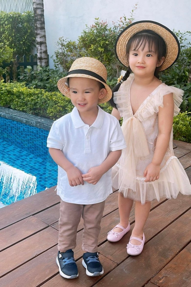 Sau bao vất vả thì nay hai con đều đã lớn xinh, ngoan ngoãn.