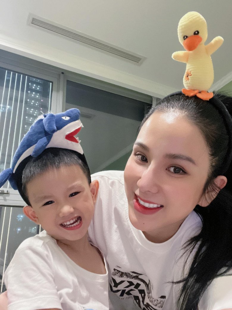 Giờ đây nhóc tỳ cũng điển trai, khôi ngô, sáng sủa.