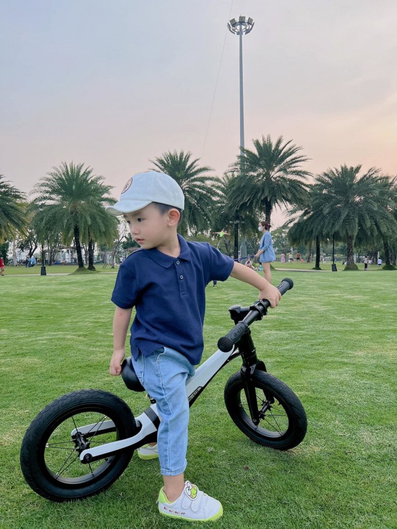 Bé được mẹ chăm chút diện quần áo bảnh bao.