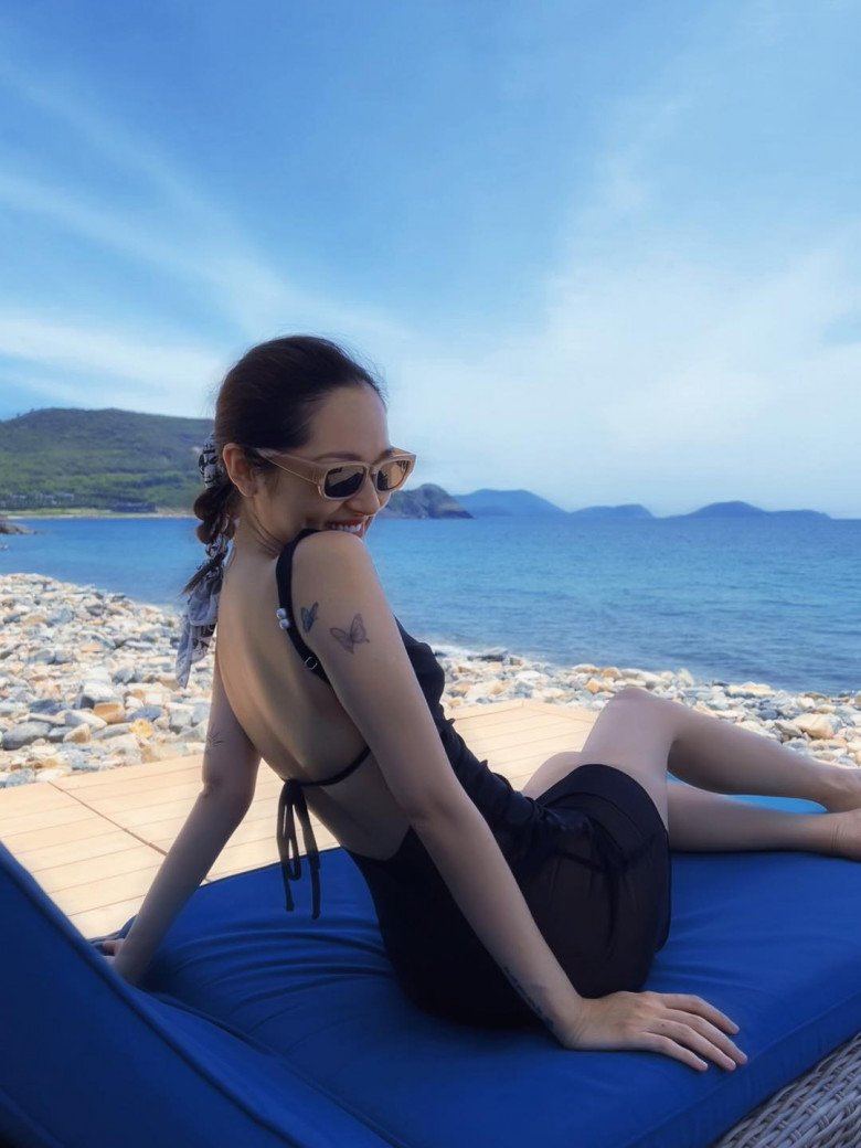 Trên trang cá nhân, ngoài những điều liên quan đến âm nhạc, cô thường chia sẻ hình ảnh xinh đẹp của bản thân trong những chuyến vi vu.
