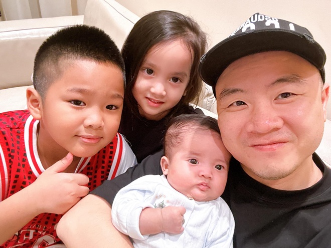 Bé Thiên Nga được nhận xét là có cặp mắt to tròn giống hệt chị gái Mymy.