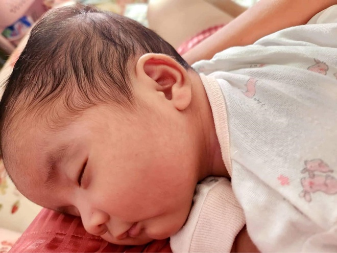 Đỗ Mạnh Cường xuýt xoa khi cô con gái út ngủ cũng xinh xắn như nàng công chúa.