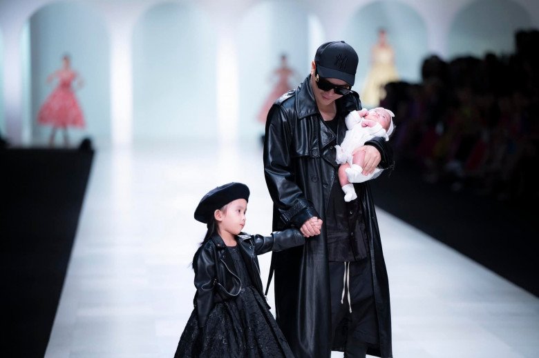 Nhóc tì thứ 10 trong lần đầu được bố đưa lên sân khấu. Chị gái Mymy cũng vô cùng đáng yêu.