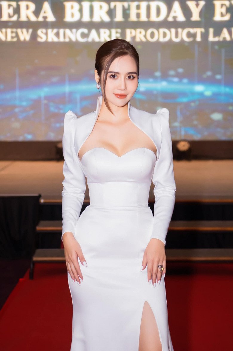 Huyền Lizzie hiện tại đang là mỹ nhân đắt show bậc nhất vũ trụ VFC miền Bắc. Cách cô hoàn thiện hình ảnh với phong cách váy áo, trang điểm là một điểm nhấn. Tuy nhiên, thứ lợi hại nhất chính là vóc dáng của bà mẹ 1 con.