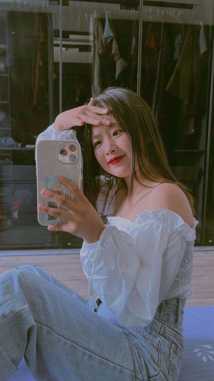 Không những thế, càng lớn Phúng Phính càng ngọt ngào và tỏa sáng với nụ cười tươi rói. Dù hoàn cảnh sống đã thay đổi nhưng cô bé không hề bị mất đi vẻ đẹp trong sáng dịu dàng vốn có của mình.