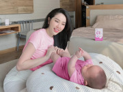 Tin tức sức khỏe - Ca sĩ Bảo Thy "đứng ngồi không yên" vì con nôn trớ