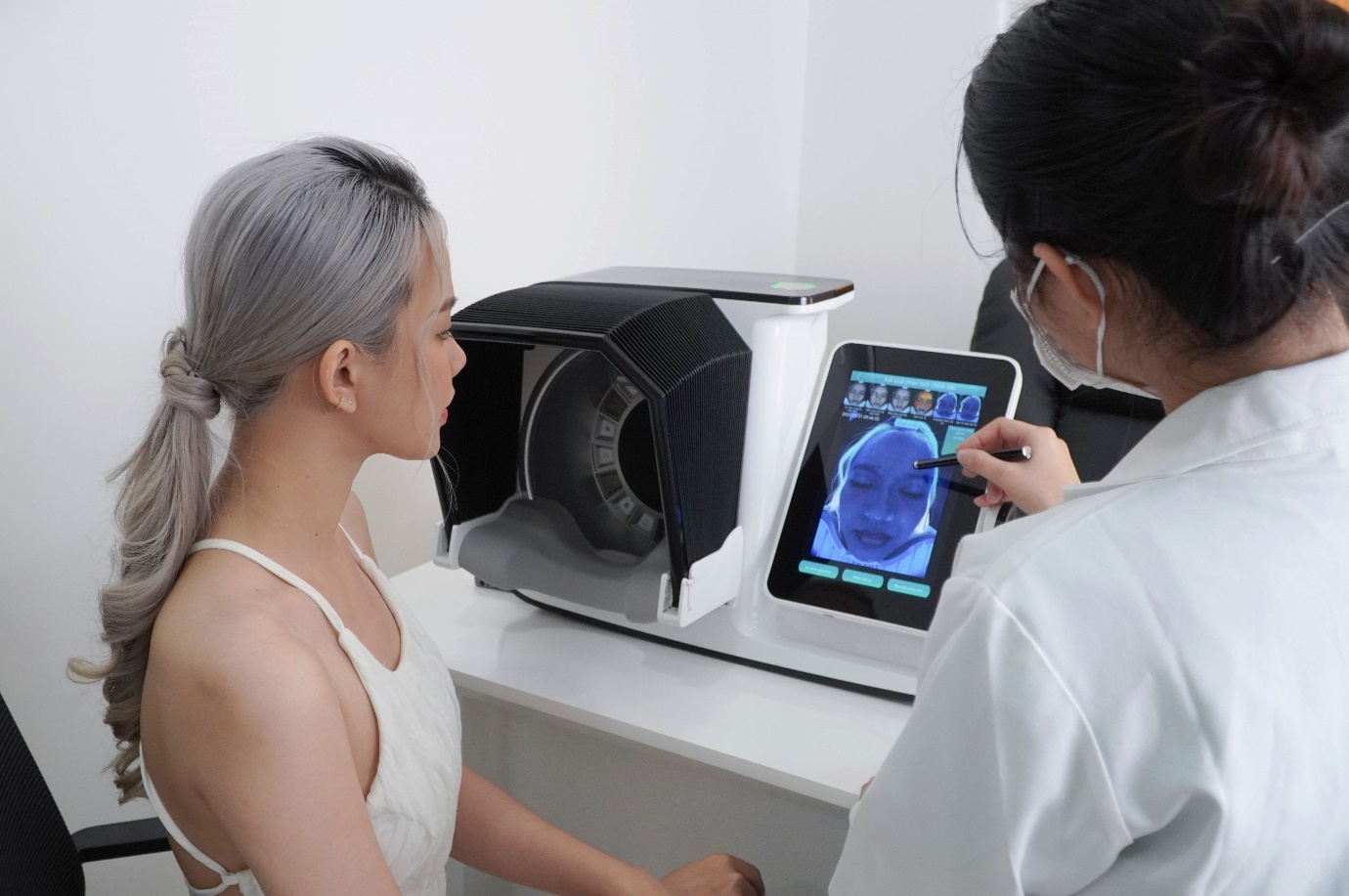 Các y bác sĩ trực tiếp soi da và đưa ra phác đồ điều trị cho khách hàng