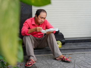 Thầy giáo rời bục giảng, ngày ngày nhận cơm từ thiện trước bệnh viện, không thể về thăm lại trường cũ dịp 20/11 vì bệnh tật
