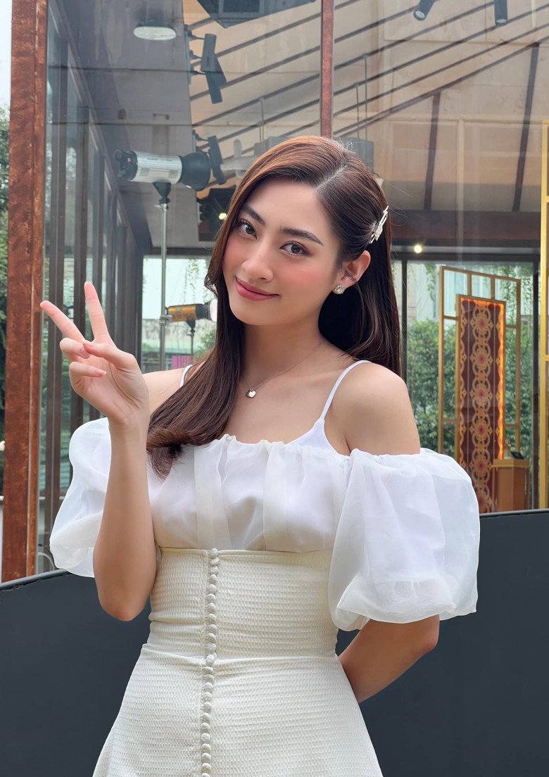 Nàng hậu ăn mặc thanh lịch vẫn rất cuốn hút.