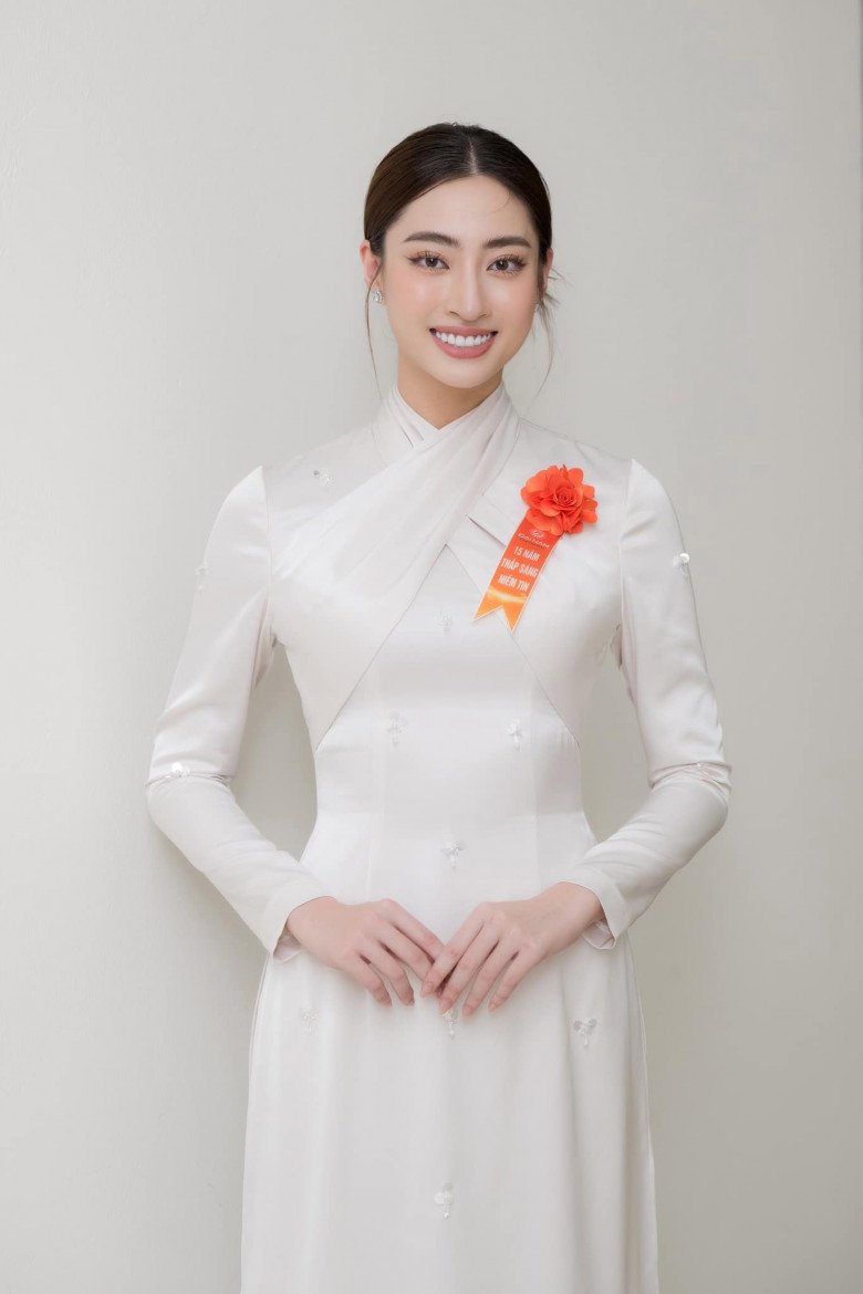 Nữ giảng viên Đại học Đại Nam Lương Thùy Linh trong ngày nhận chức diện áo dài trắng có thiết kế độc đáo, toát lên vẻ thanh lịch và trẻ trung phù hợp với chức vụ mới. 