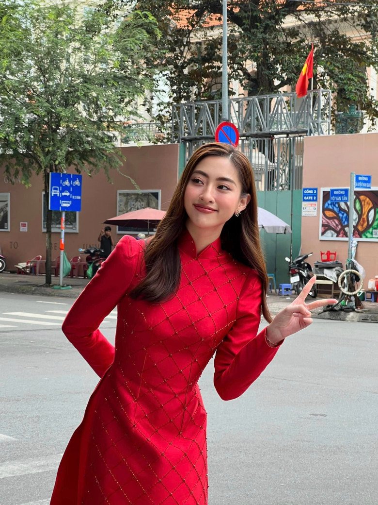 Lương Thùy Linh diện áo dài rất đẹp. Đây dự sẽ là trang phục mà cô gắn bó nhiều trong thời gian tới. 