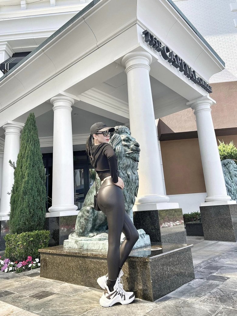 Với Lệ Quyên, ở đâu cũng có thể là sàn diễn thời trang phô diễn body cong hút mắt.