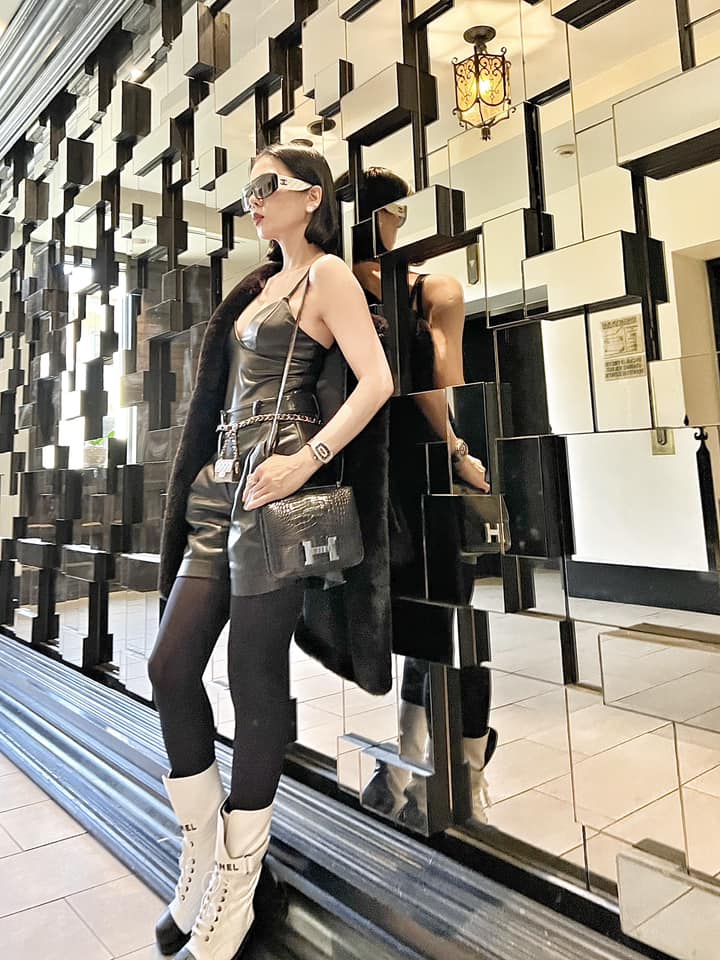 Cô thích mặc cùng áo croptop hay tank top và xỏ chân với boots cao cổ. Người đẹp cũng thường mix cùng quần tất da để tăng thêm phần trendy.