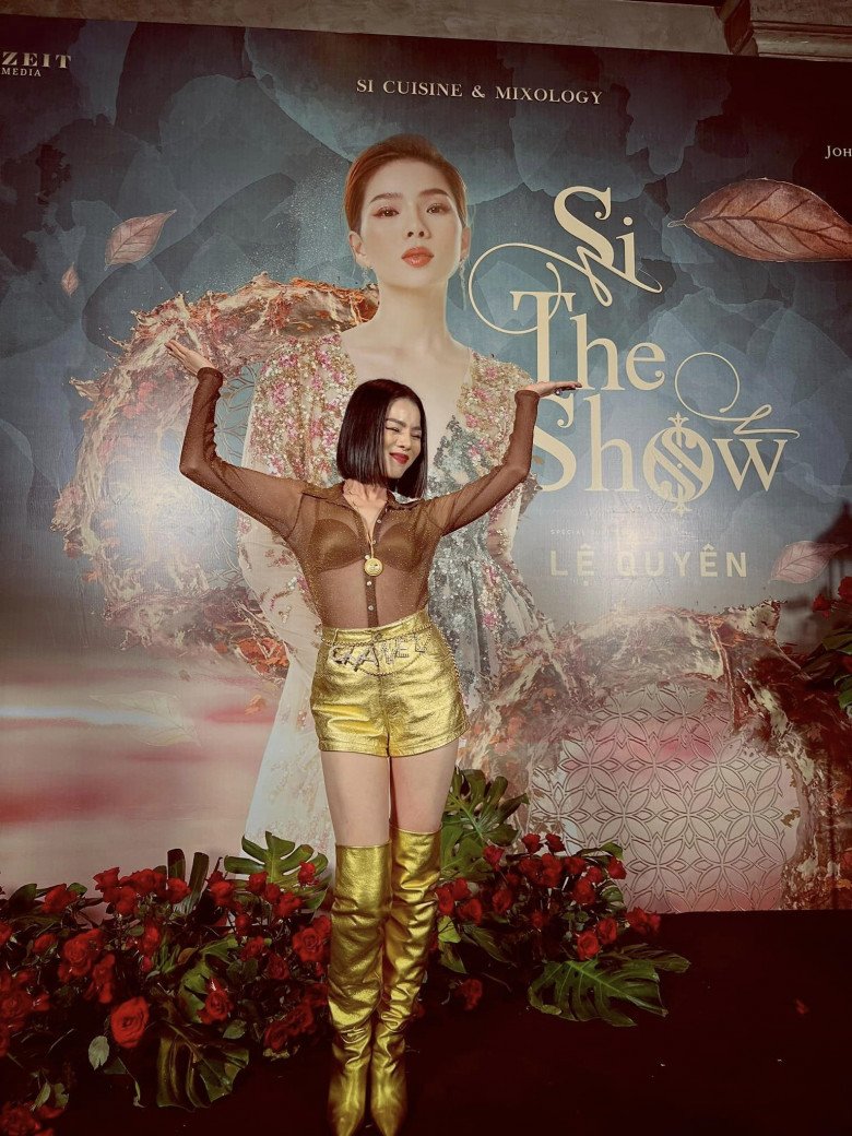 Không cần phải giải thích quá nhiều, hội sành mặc, sành nghe nhạc của Lệ Quyên cũng có thể nhận ra, nguyên set đồ của cô đều đến từ các thương hiệu đắt đỏ bậc nhất hành tinh. Trong đó là Chanel, Versace, Saint Laurent,...