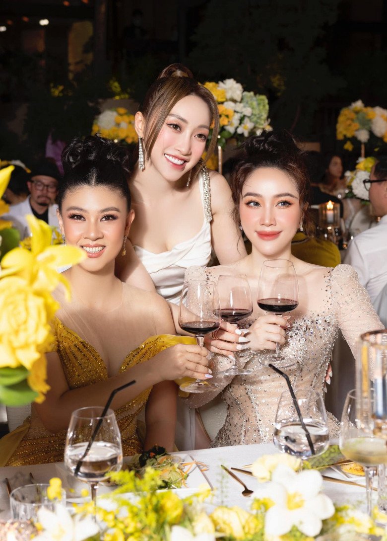 Bảo Thy khi đọ sắc với các biểu tượng sắc đẹp cũng không hề bị lấn át. Từ thần thái, làn da cho tới vóc dáng của người đẹp đều vô cùng xuất sắc.