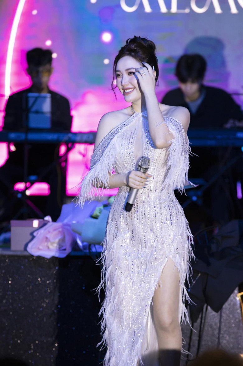 Không thể phủ nhận Bảo Thy đẹp toàn diện, nhưng bộ phận nổi bật và là thương hiệu đẹp của quý cô phải kể đến chính là làn da. Người đẹp sở hữu làn da trắng hồng, đều màu từ mặt cho tới cổ và tay chân.