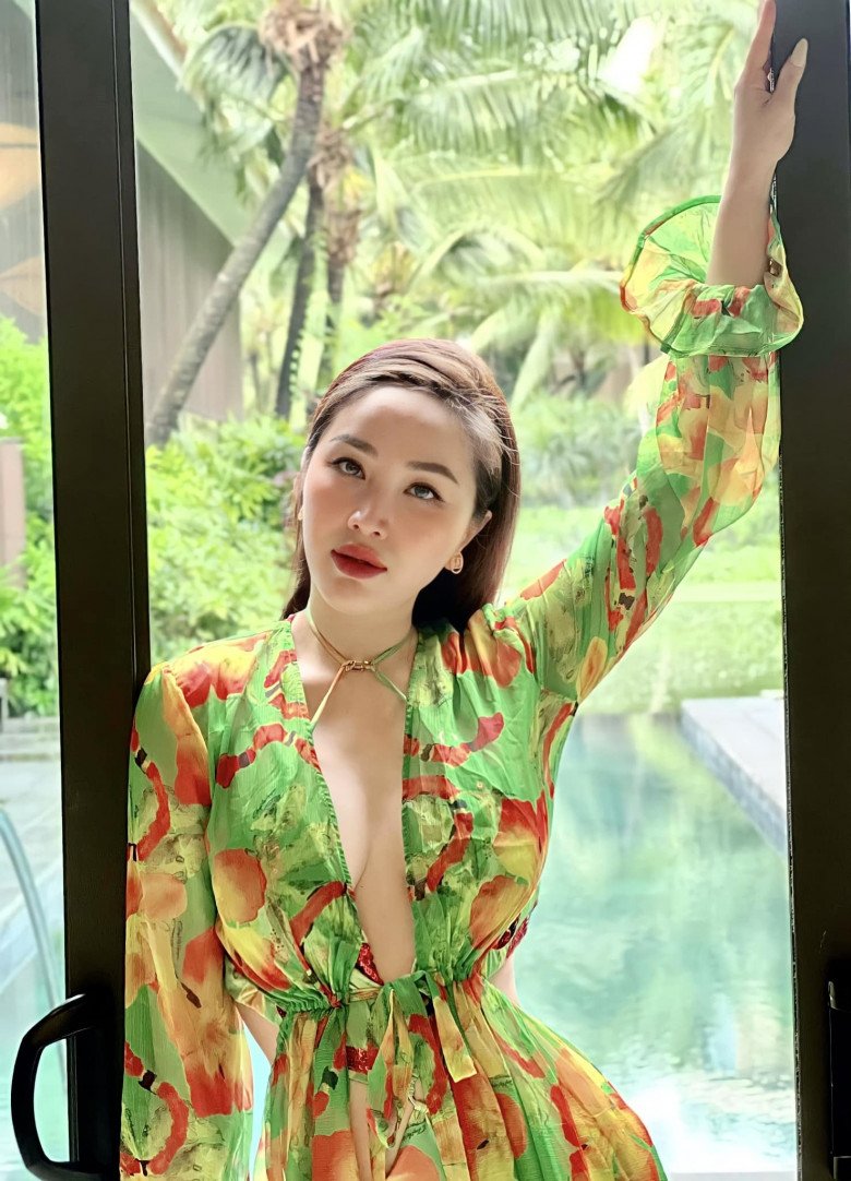 Mỹ nhân 8X sau sinh thoải mái vi vu tới các khu nghỉ dưỡng 5 sao tận hưởng cuộc sống điều độ. Nhan sắc của công chúa bong bóng vì vậy mà khi làm mẹ chẳng thấy già đi.