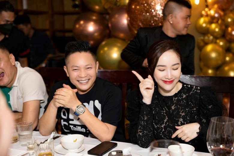 Bảo Thy mới đây vừa có dịp kỉ niệm 3 năm về chung 1 nhà với ông xã. Không chỉ lo chu toàn cho buổi tiệc, nam doanh nhân còn âm thầm thuê người make up và người chỉ đạo thời trang mặc đồ cho bà xã thêm xinh đẹp.