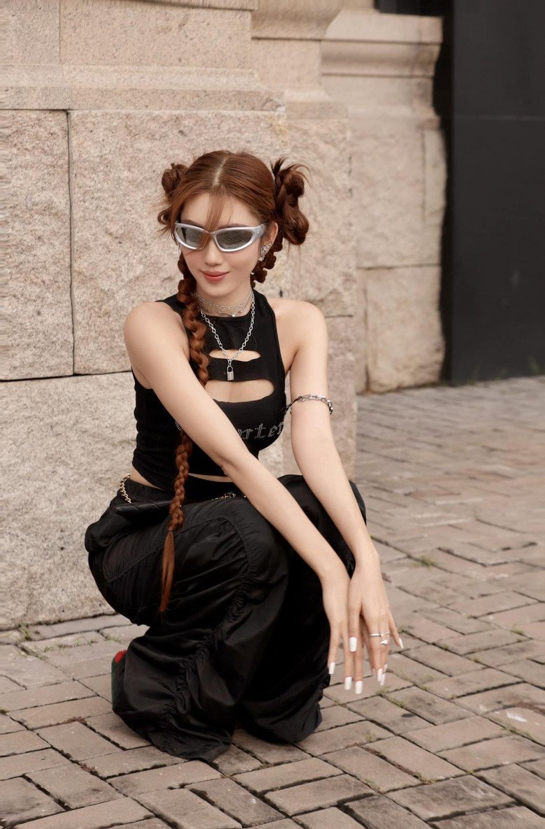 Ngoài 30 nhưng quý cô vẫn cực phong cách. Style ăn mặc của cô xì tin, trẻ trung và có lúc còn rất chất chơi.